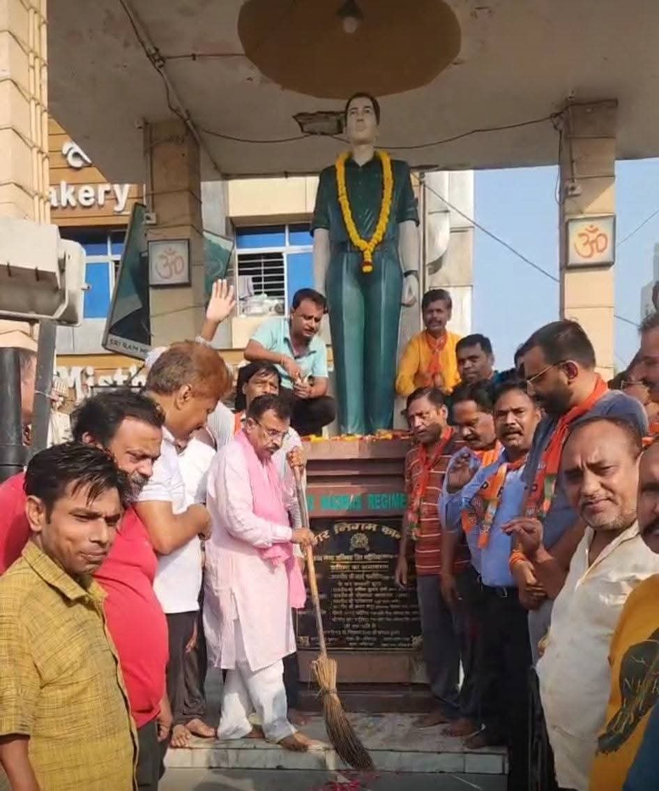 नगर में चला स्वच्छता अभियान, पीले चावल देकर जनसभा में किया आमंत्रित