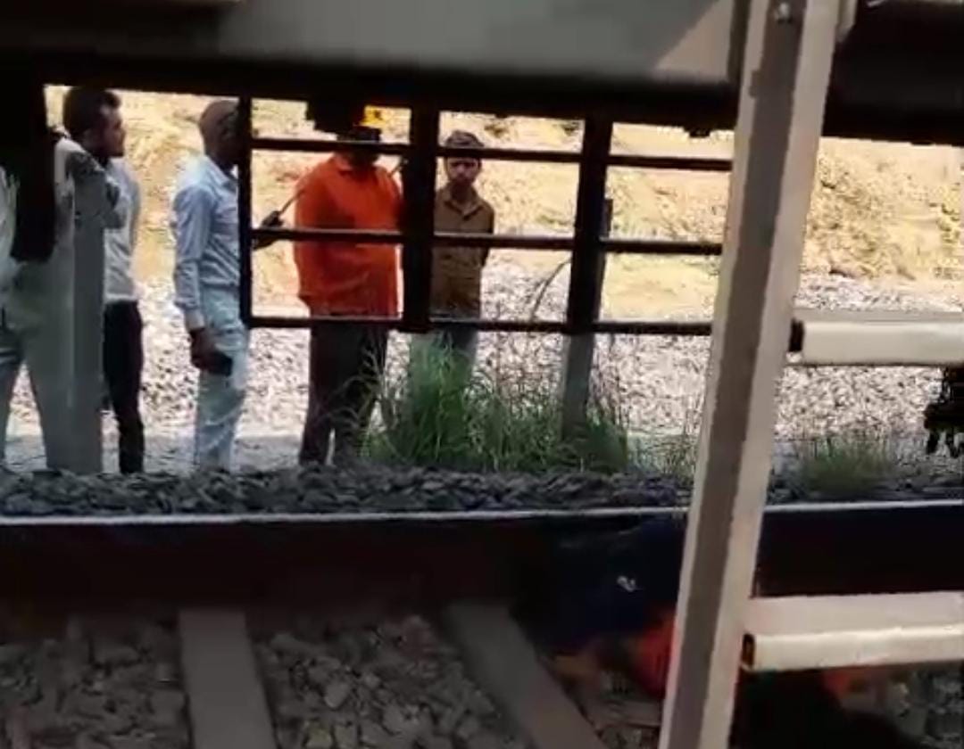 दोड़कर ट्रेने के आगे कूद गई किशोरी मौत