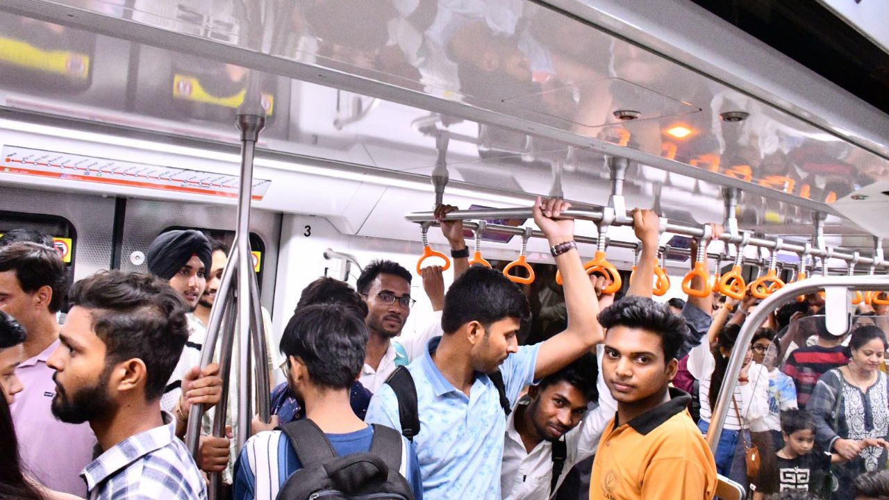 कानपुरियों को भा गया मेट्रो का सफर, एक माह में आठ लाख लोग कर चुके यात्रा