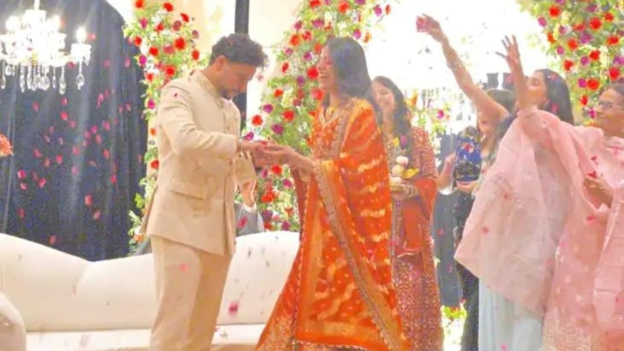 कुलदीप ने वंशिका को पहनाई अंगूठी तो लोगों ने बरसाए फूल।