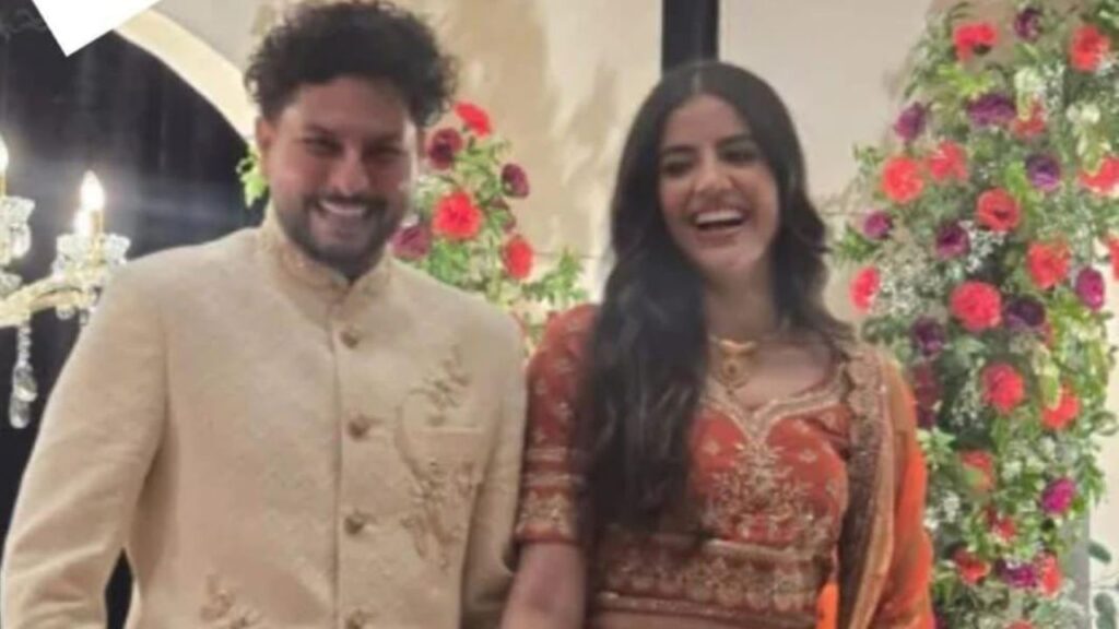 रिंग सेरेमनी के मौके पर सजे धजे कुलदीप और वंशिका।
