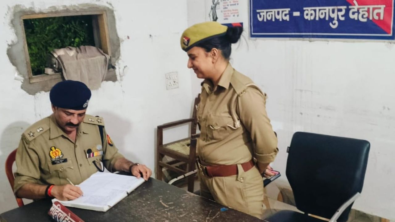 मंगलपुर थाने के अभिलेख देखते पुलिस अधीक्षक अरविंद मिश्र।