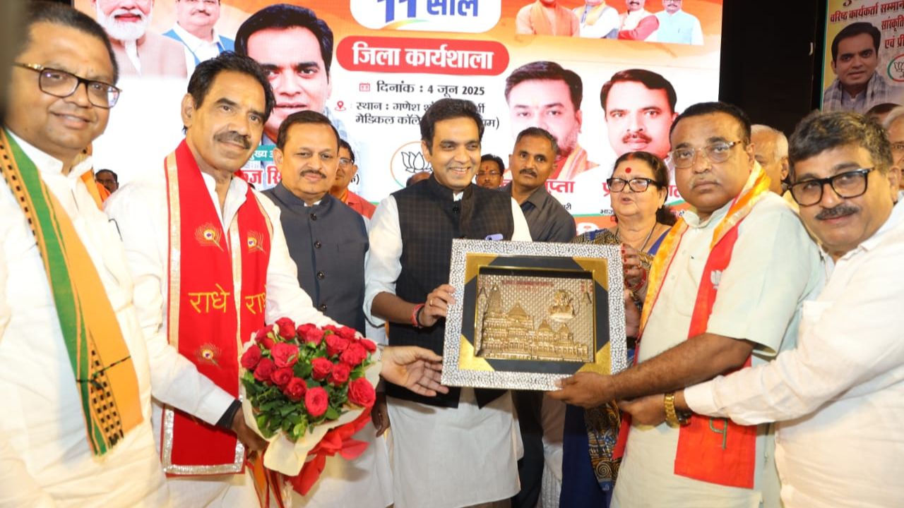 पंकज सिंह को सम्मानित करते भाजपा नेता।