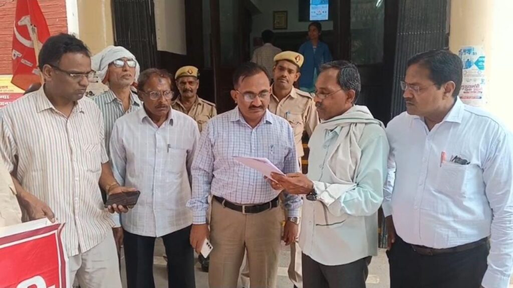 जिलाधिकारी कार्यालय में ज्ञापन देते सीपीआईएम के लोग।