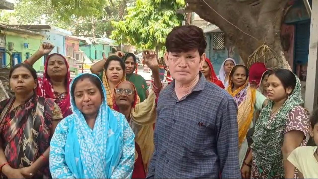 मेट्रो प्रशासन के खिलाफ प्रदर्शन करते लोग।
