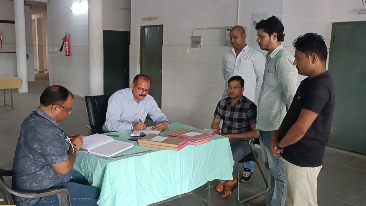 ग्रामीणों को दवा वितरित करते डाक्टर।