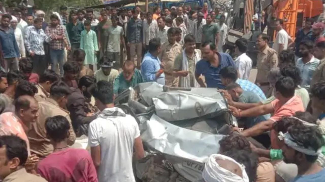 हादसे के बाद मौके पर लगी भीड़।