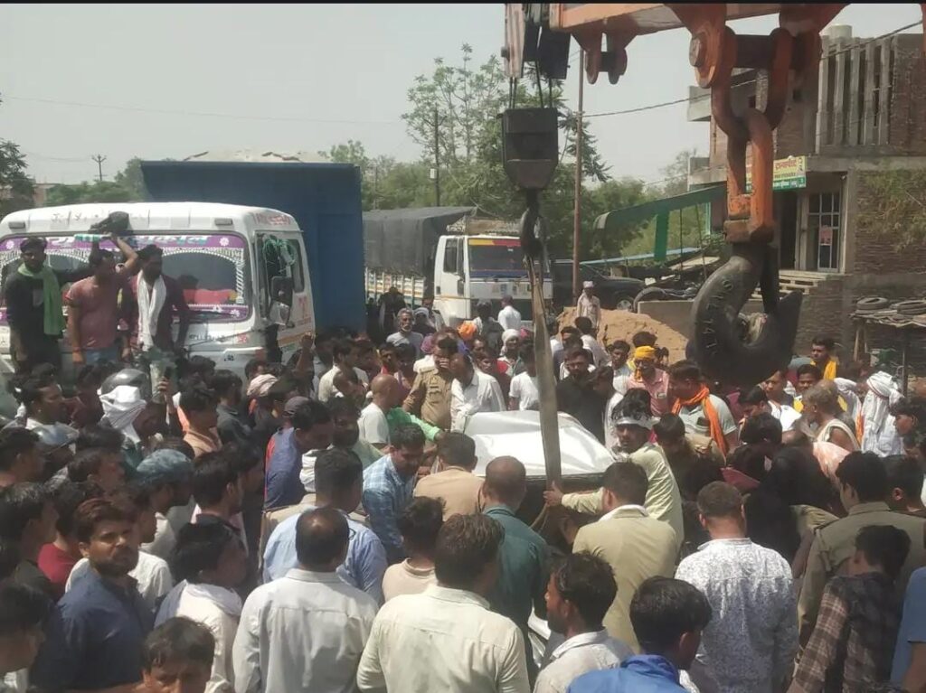 क्रेन से किनारे किए गए वाहन।