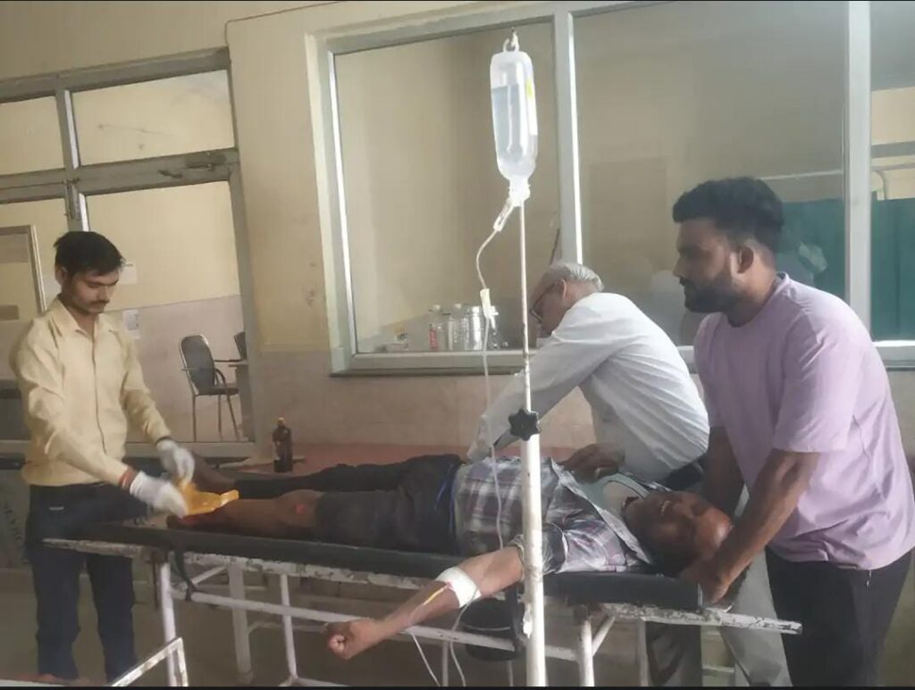 अस्पताल लाया गया घायल।