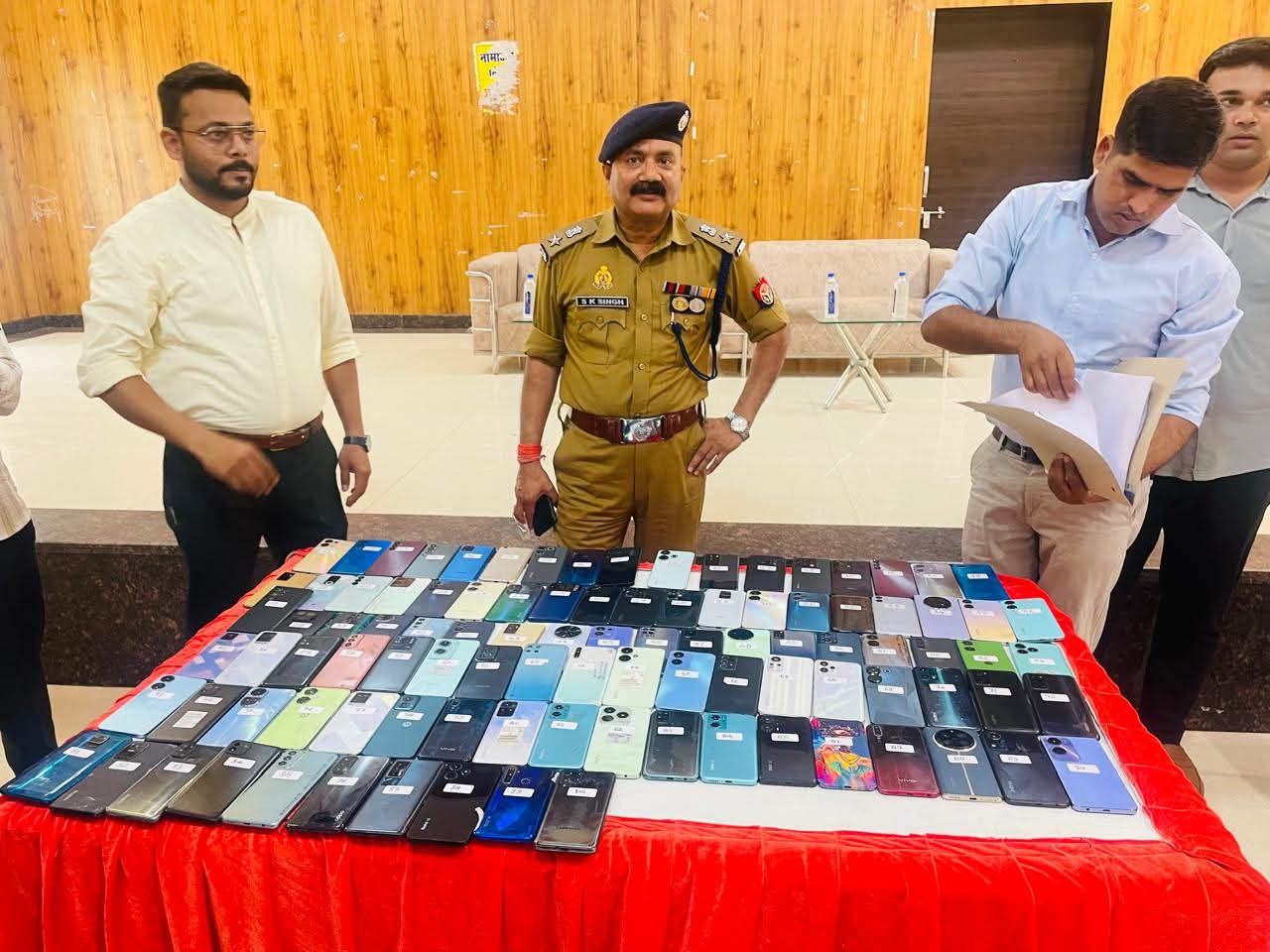 चोरी गया मोबाइल फोन वापस मिला को चेहरे पर लौटी खुशी