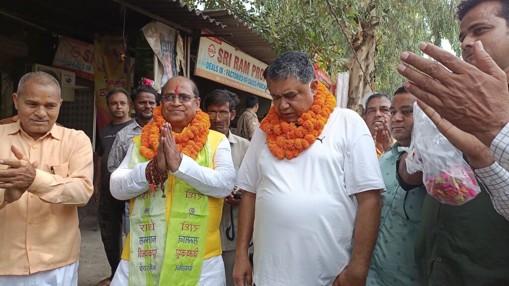 लोगों का अभिवादन करते विधायक सुरेंद्र मैथानी।