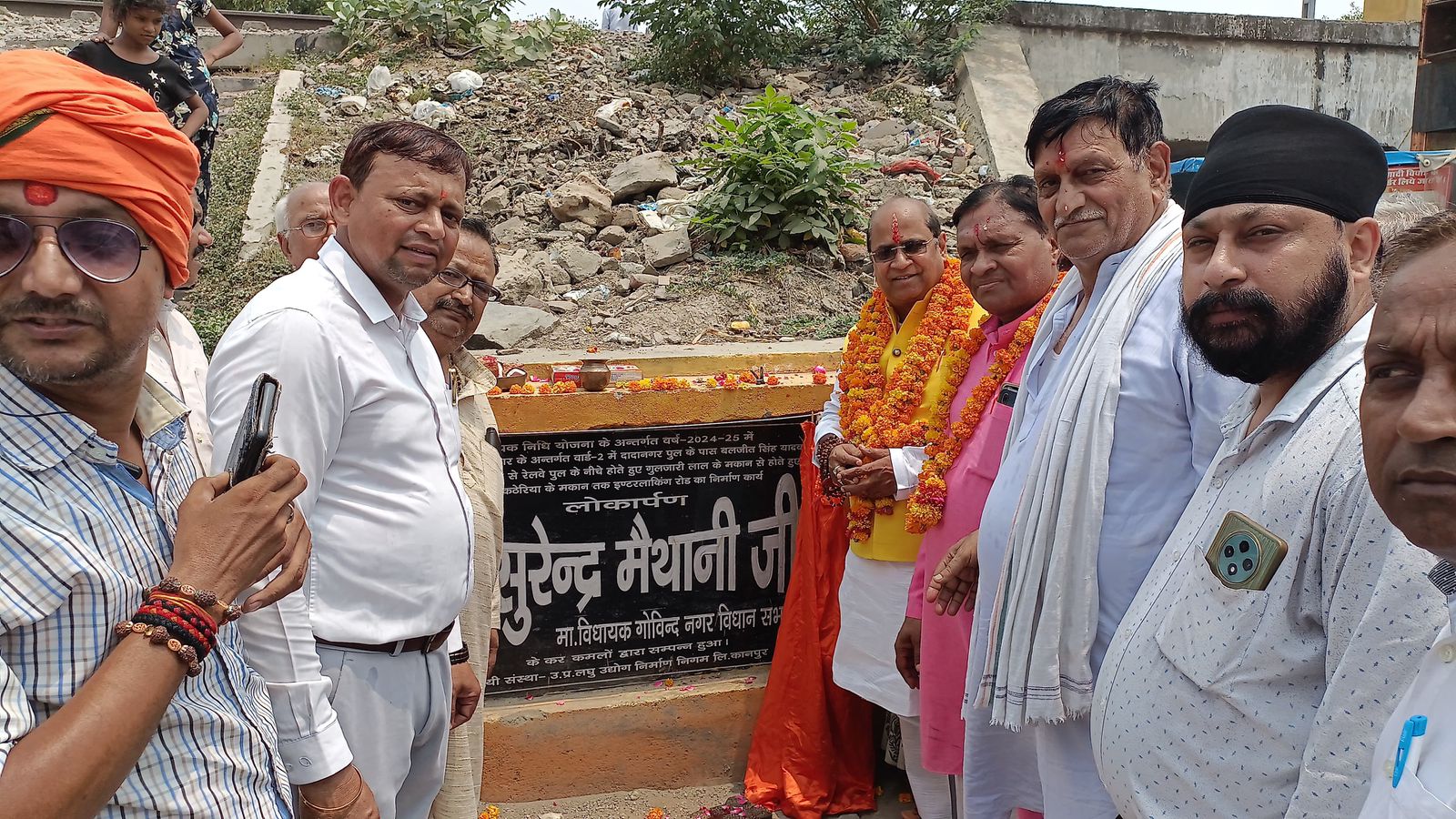शिलान्यास करते विधायक सुरेंद्र मैथानी।
