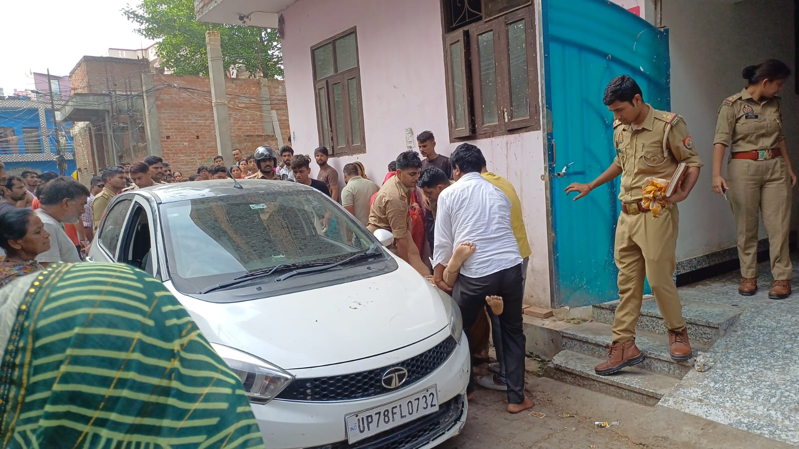 दुस्साहसः दुपट्टे से गला कस महिला के शव को बेड में छिपाया