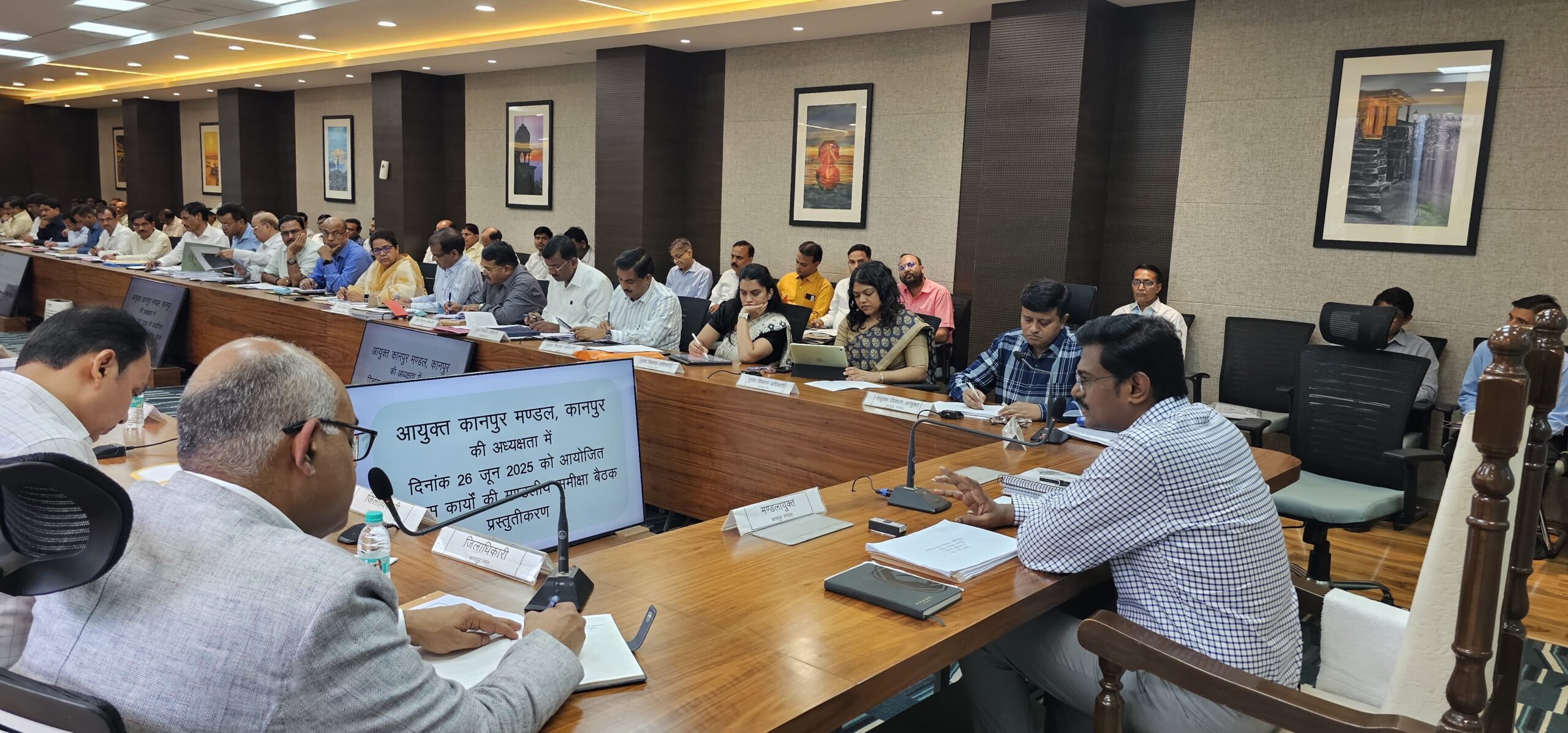 मंडलायुक्त ने परियोजनाओं में गुणवत्ता व समयबद्धता पर दिया जोर