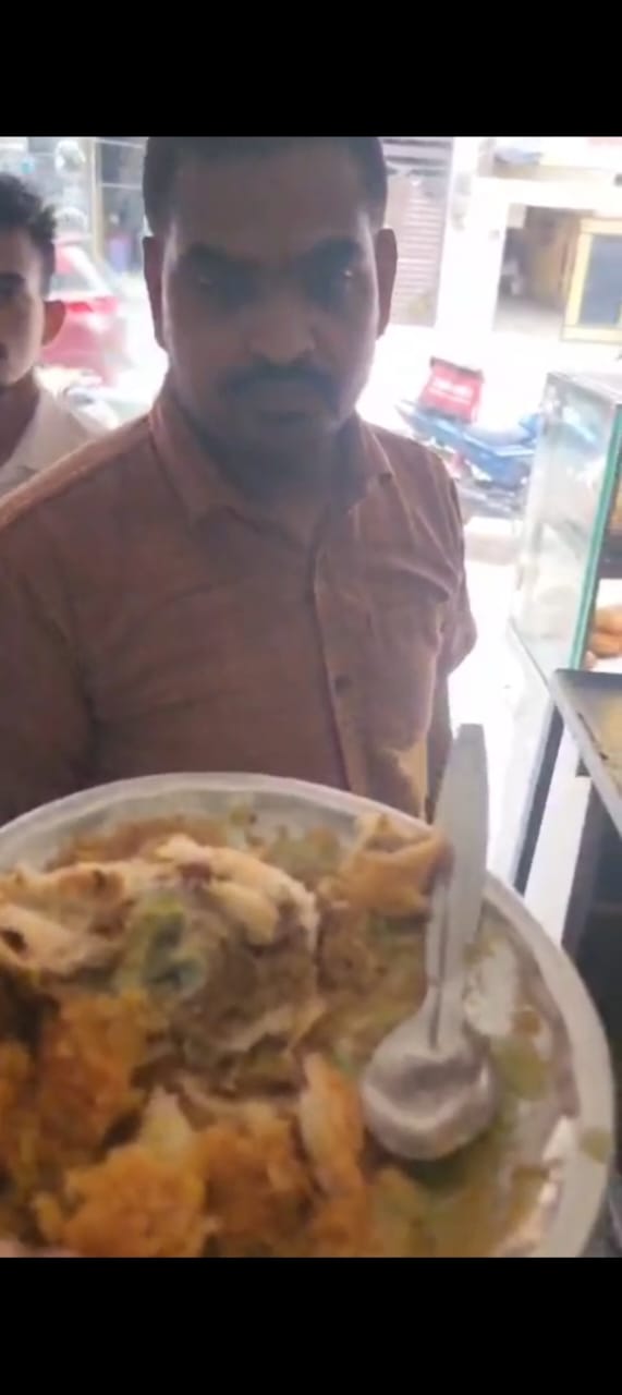 मुन्ना समोसे में निकली फफूंद और बाल भरे गए नमूने