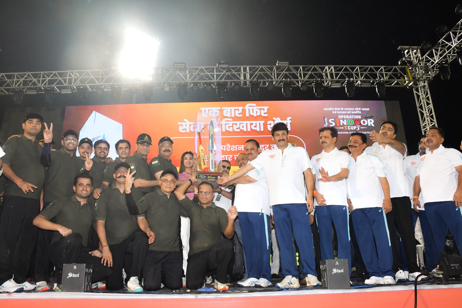 बारिश भी ठंडा न कर सकी देश प्रेम का जोश