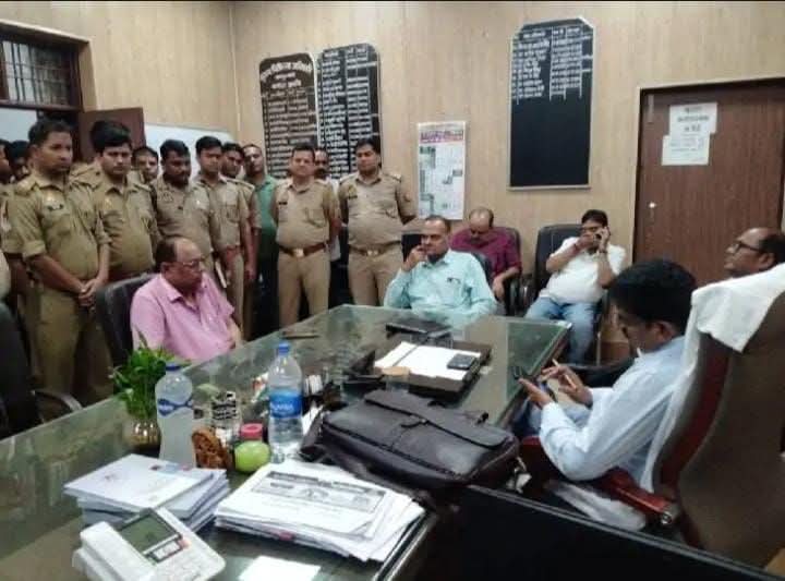 कानपुर का सीएमओ कार्यालय बना अखाड़ा
