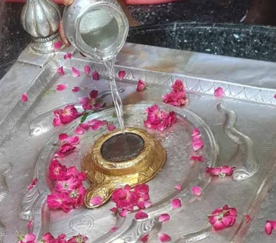 भोले की भक्ति में डूबा कानपुर, शिवालयों में उमड़ी भीड़