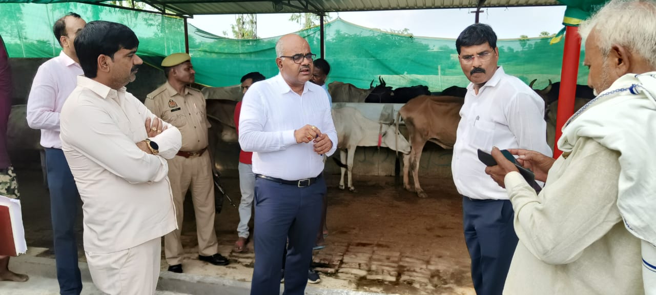 गौशाला में डीएम को नहीं मिला दाना-पानी का रजिस्टर