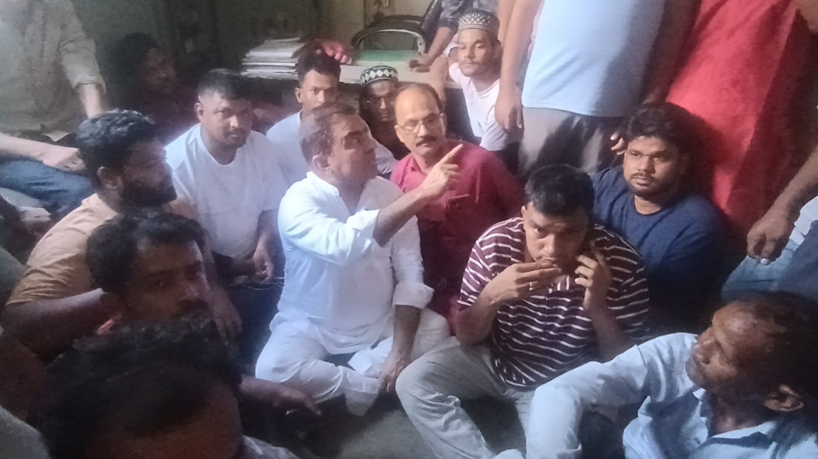 पूरी रात नहीं आई बिजली विधायक धरने पर