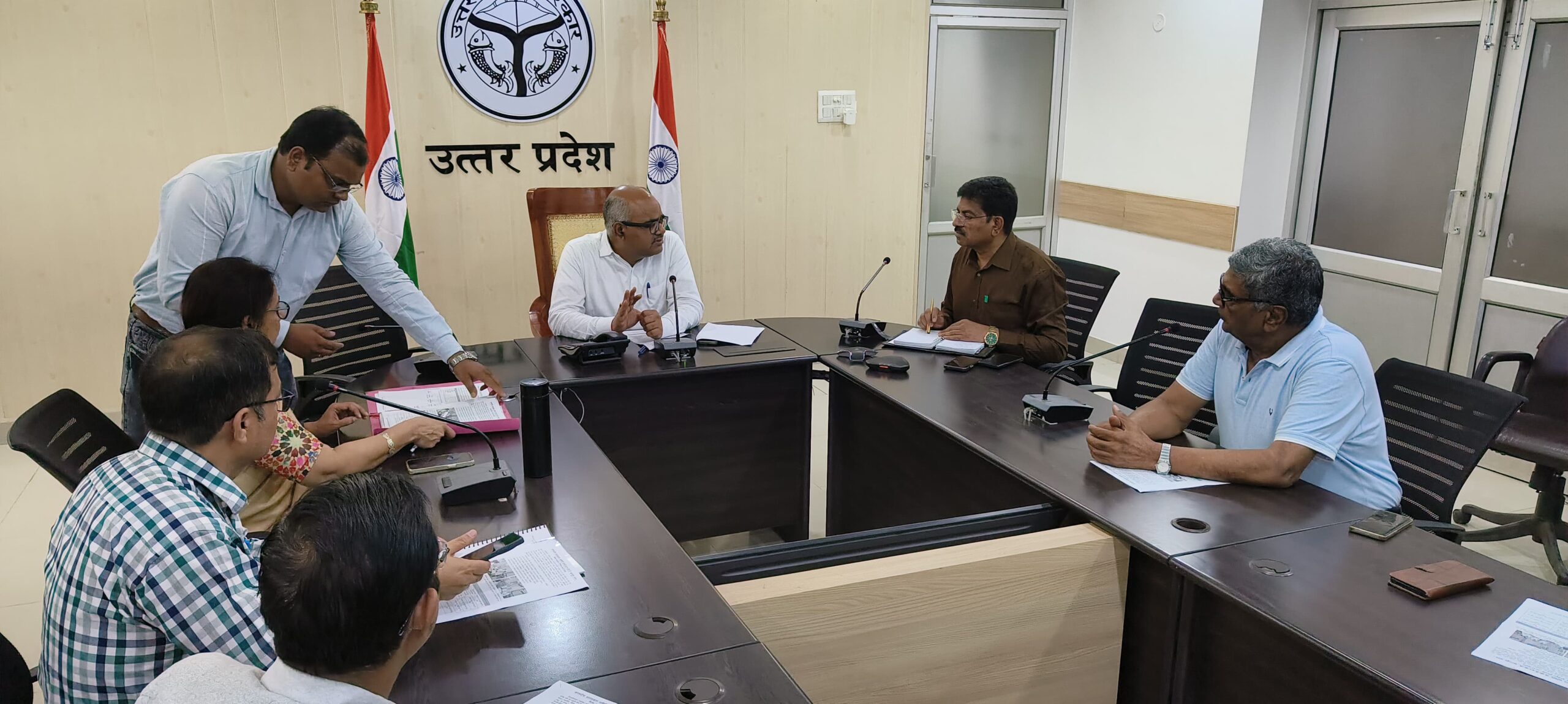 पीसीपीएनडीटी की बैठक ने डीएम ने दिखाए तेवर