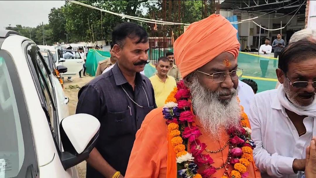 उन्नाव स्टेशन पर रुकने लगी शताब्दी सांसद साक्षी महाराज ने किया स्वागत