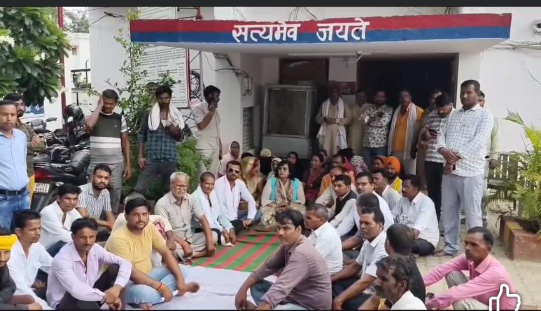 एक बार फिर धरने पर बैठीं राज्यमंत्री प्रतिभा शुक्ला
