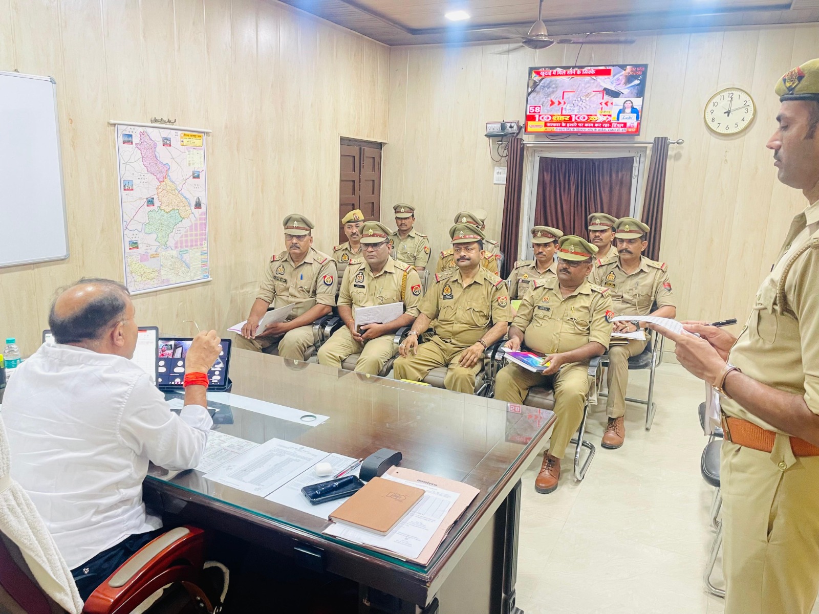 अपराधियों पर अंकुश लगाने व जनता का विश्वास जीतने पर पुलिस का जोर