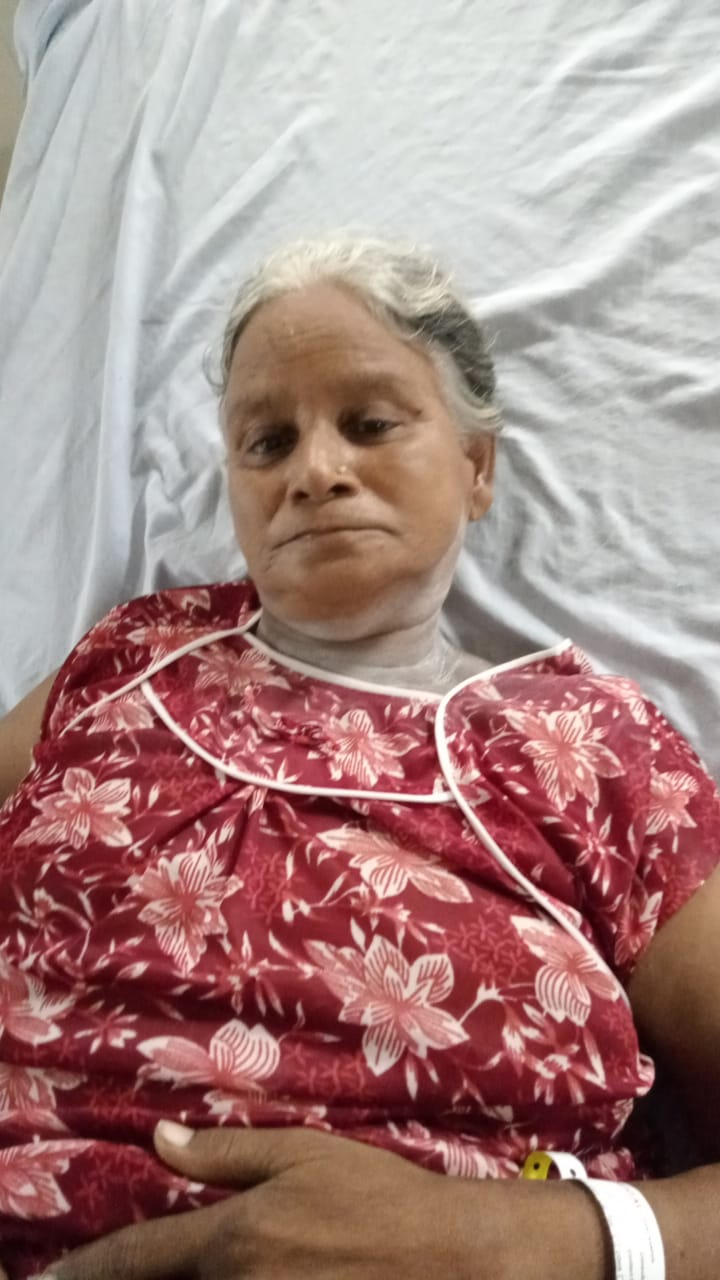 सांड के हमले में घायल बुज़ुर्ग महिला डीएम ने कराया निशुल्क आपरेशन