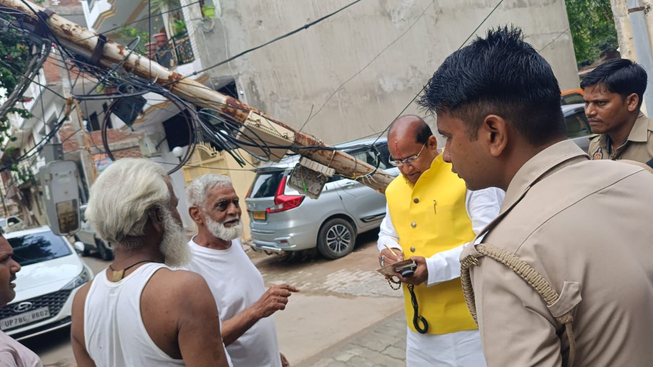 हास्टल के पास बिजली का खंभा गिरा, हादसा बचा