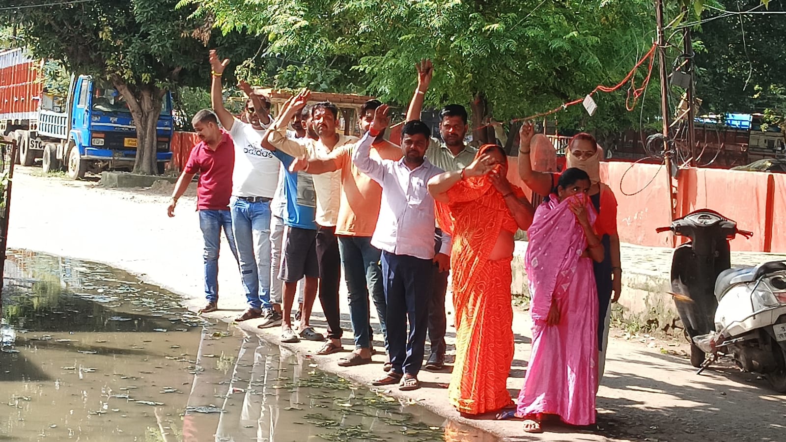 गंदगी और जल भराव से परेशान लोगों ने किया प्रदर्शन
