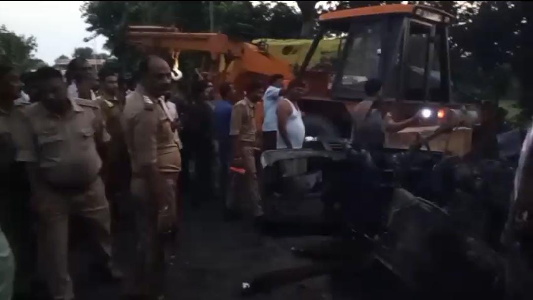 डीसीएम व डंपर की टक्कर में तीन जिंदा जले