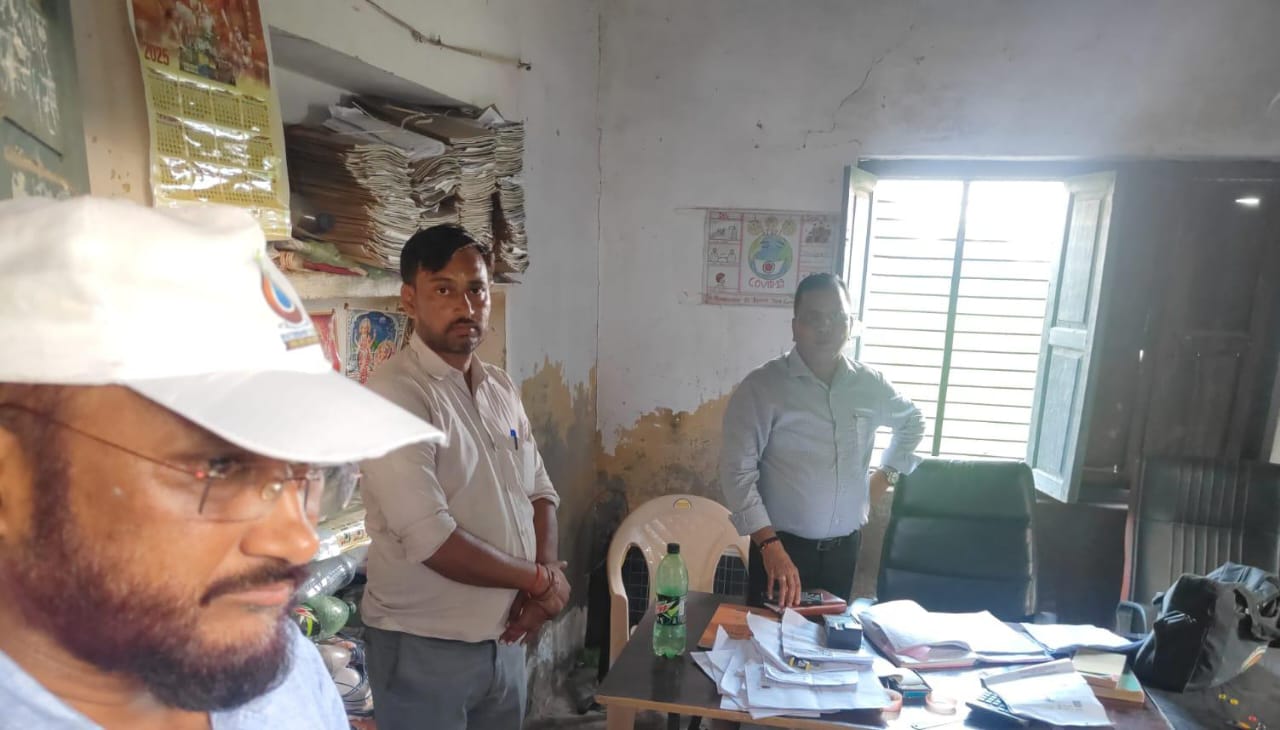 उप कृषि निदेशक को बंद मिला उर्वरक बिक्री केंद्र