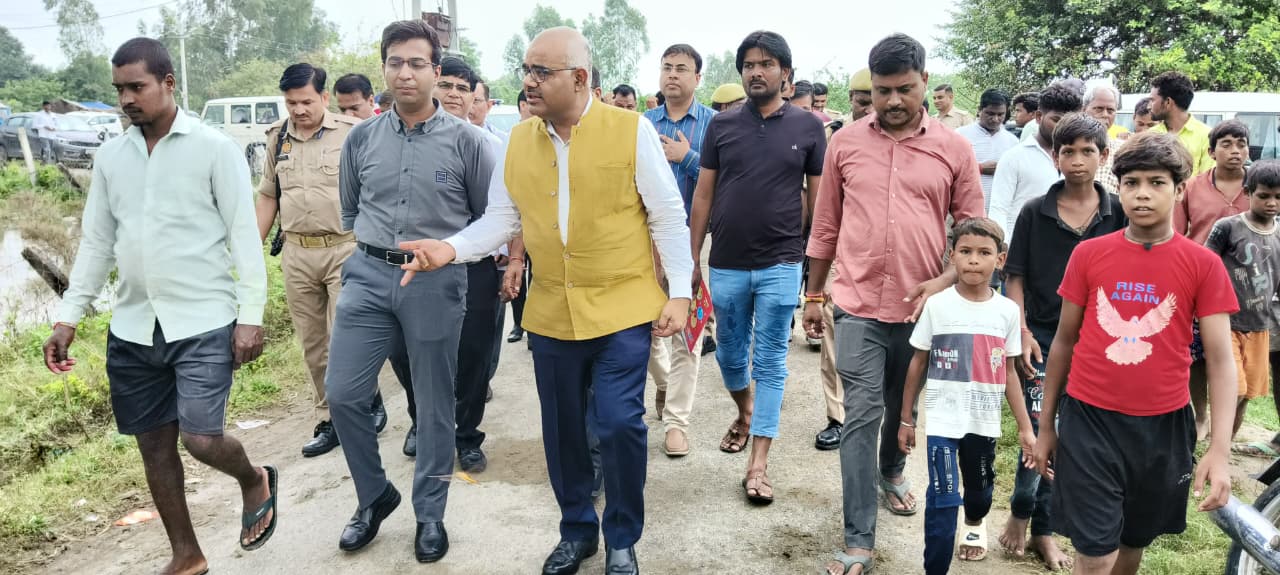 बाढ़ प्रभावित क्षेत्रों में लगाए मेडिकल कैंप न होने पाए कोई समस्याः  जिलाधिकारी