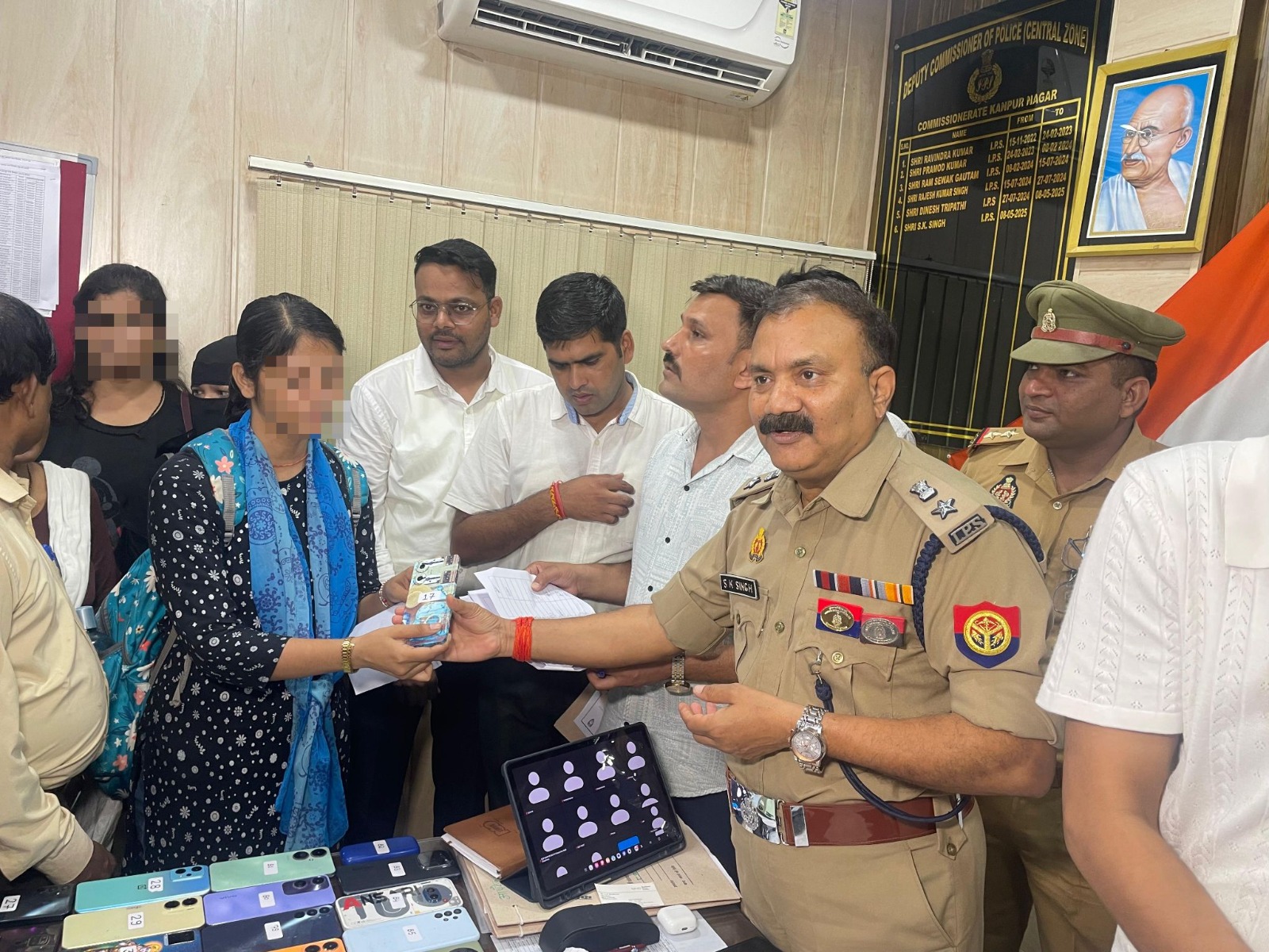 खोया मोबाइल पुलिस ने लोटाया तो चेहरे पर लौटी खुशी