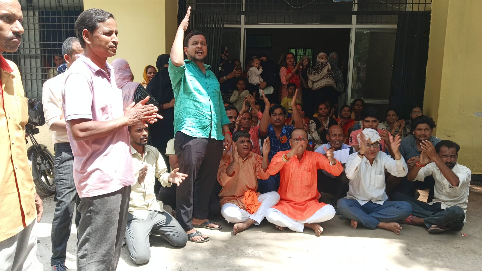 खराब हैंडपंप गलियों में जलभराव,नाराज पार्षद धरने पर बैठे