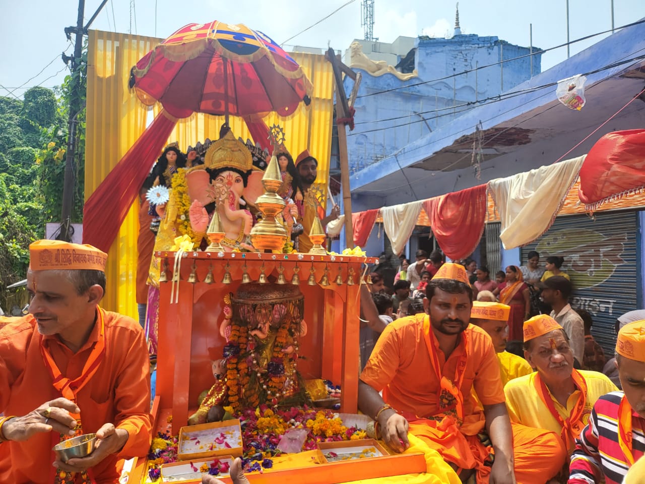 गणेश भक्ति में डूबा शहर, शोभा यात्रा का जगह-जगह स्वागत
