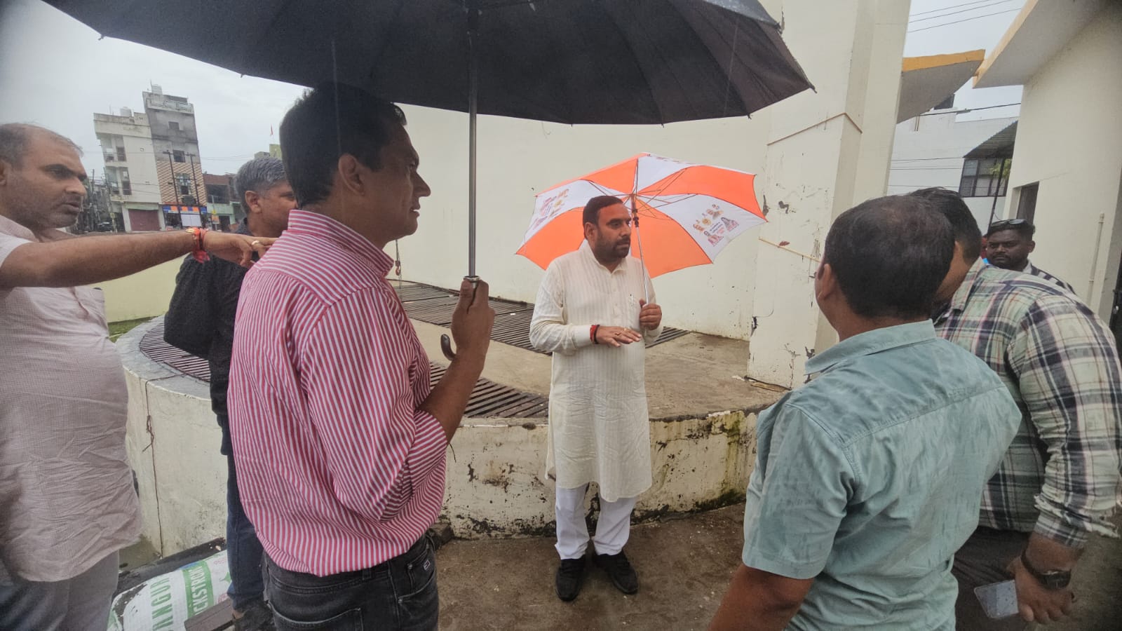 जलभराव से जनता को बचाने के लिये सड़क पर उतरे नगर आयुक्त