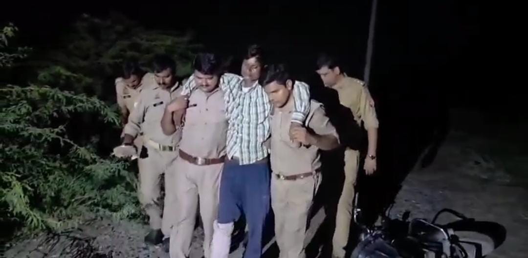 महिलाओं को बंधक बनाकर लूटने वालों को लगी पुलिस की गोली
