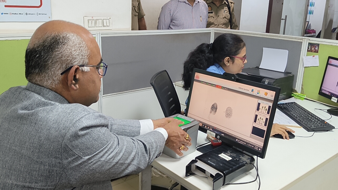 आम नागरिक की तरह डीएम ने अपडेट कराया अपना आधार