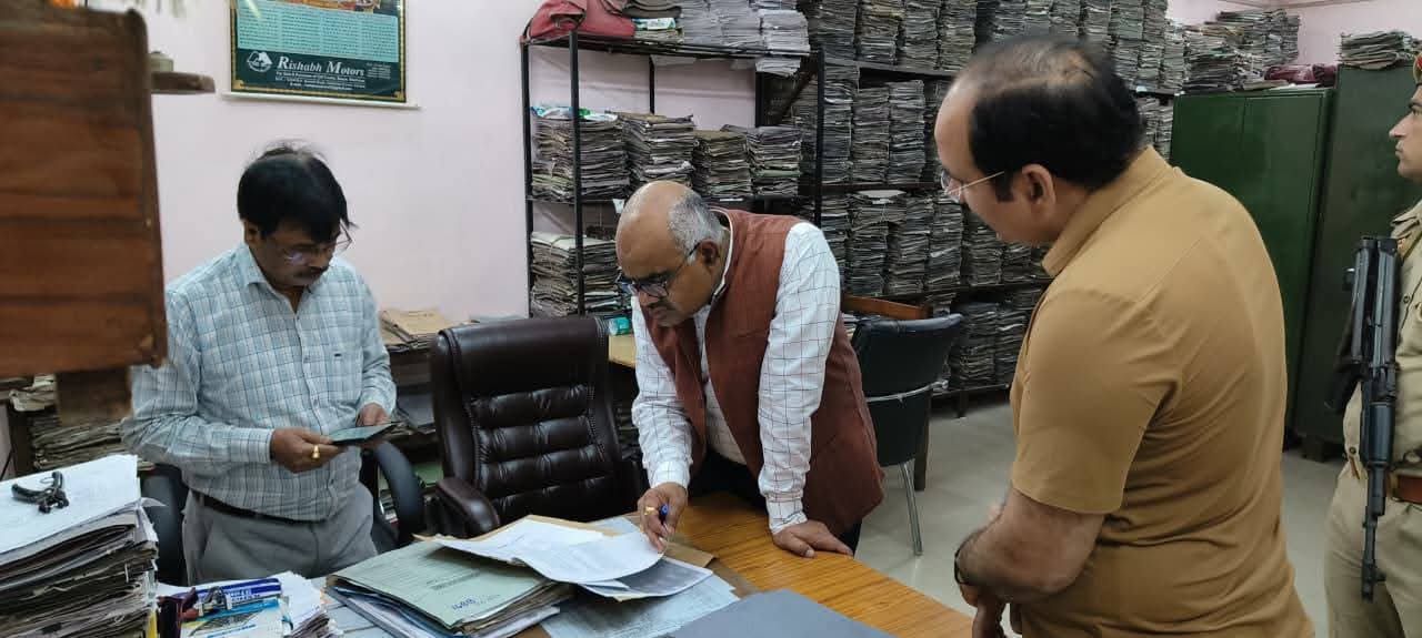 डीएम को आरटीओ कार्यालय में गायब मिले सात कर्मचारी