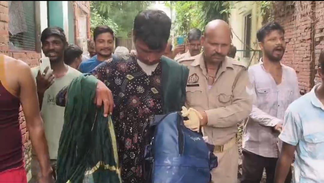 भतीजी को शोहदों से बचाना चाचा को पड़ा भारी, भीड़ ने चोर समझकर पीटा