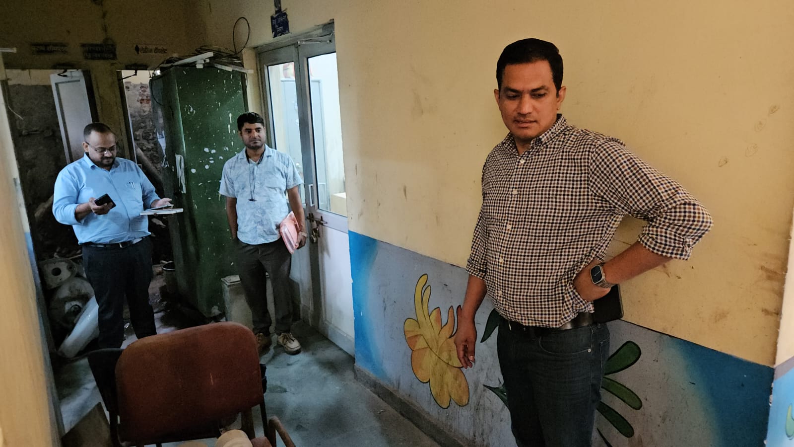 नगर आयुक्त को सेवाभवन कार्यालय में मिली गंदगी, टूटा फर्नीचर