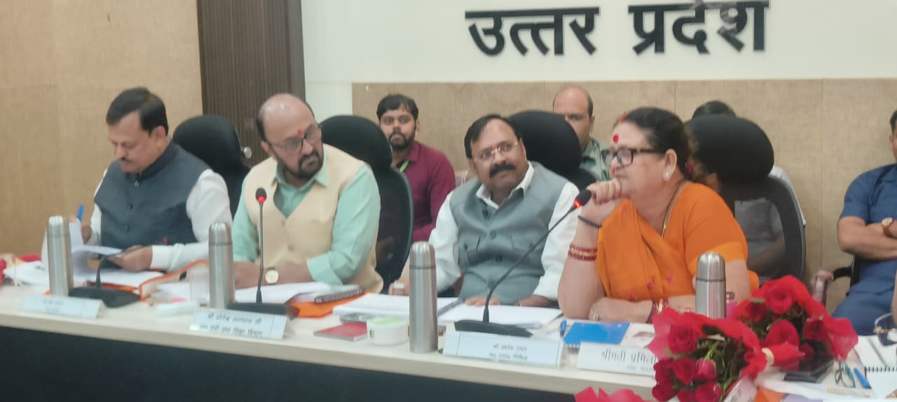 जनप्रतिनिधियों के फोन का जवाब जरूर दें अधिकारीः प्रभारी मंत्री