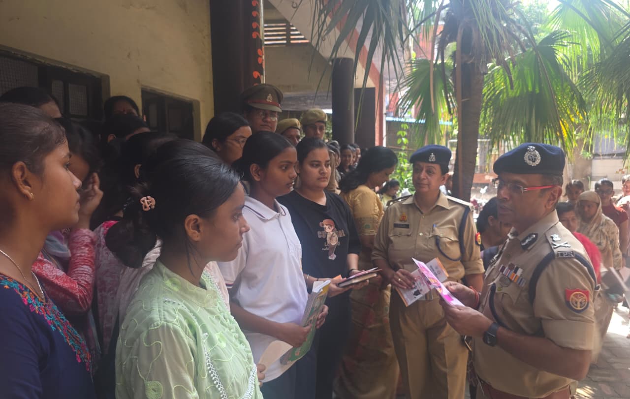 अध्यापक बने पुलिस अधिकारी,बेटियों को बताए अधिकार