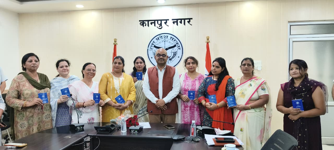 नवरात्रि की अष्टमी पर डीएम ने मातृशक्ति को दिये शस्त्र लाईसेंस
