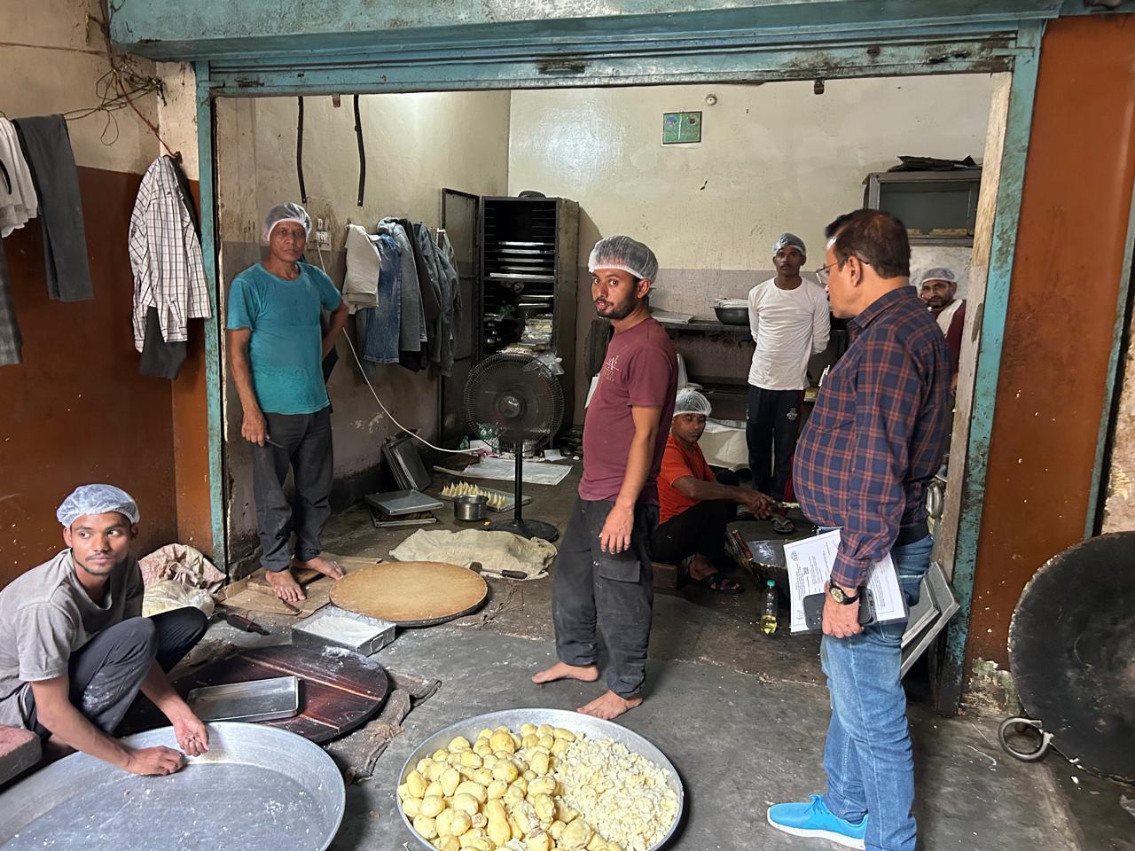 अलीगढ़ में मिलावट खोरों पर कड़ा प्रहार,दूध से बने 35000 किलो खाद्य पदार्थ बरामद