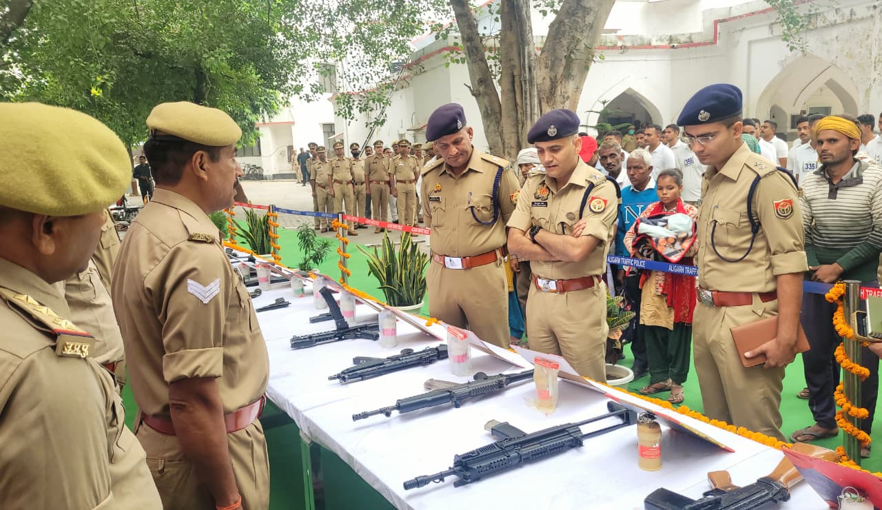 Aligarh: शस्त्र प्रदर्शनी देख बच्चे उत्साहित जनता में सुरक्षा का अहसास
