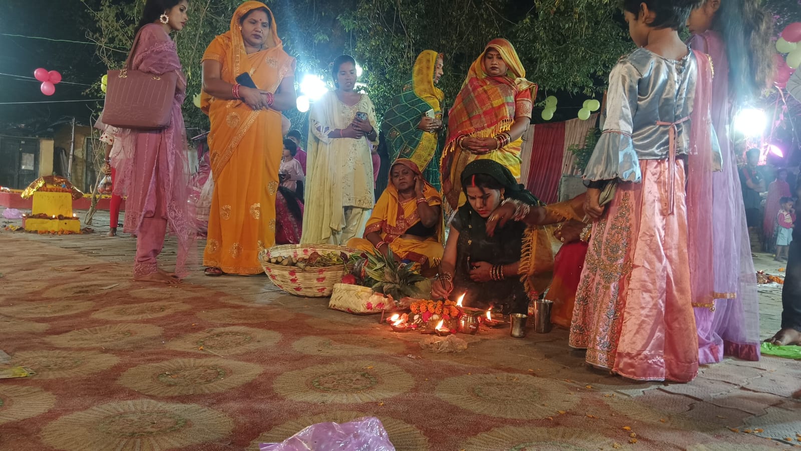 छठ पर्व के तीसरे दिन संध्या अर्घ्य को उमड़े श्रद्धालु