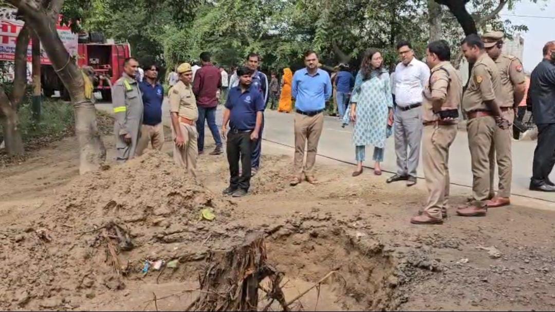 डीएम आवास के पास गैस लाइन फटी,मची अफऱातफरी